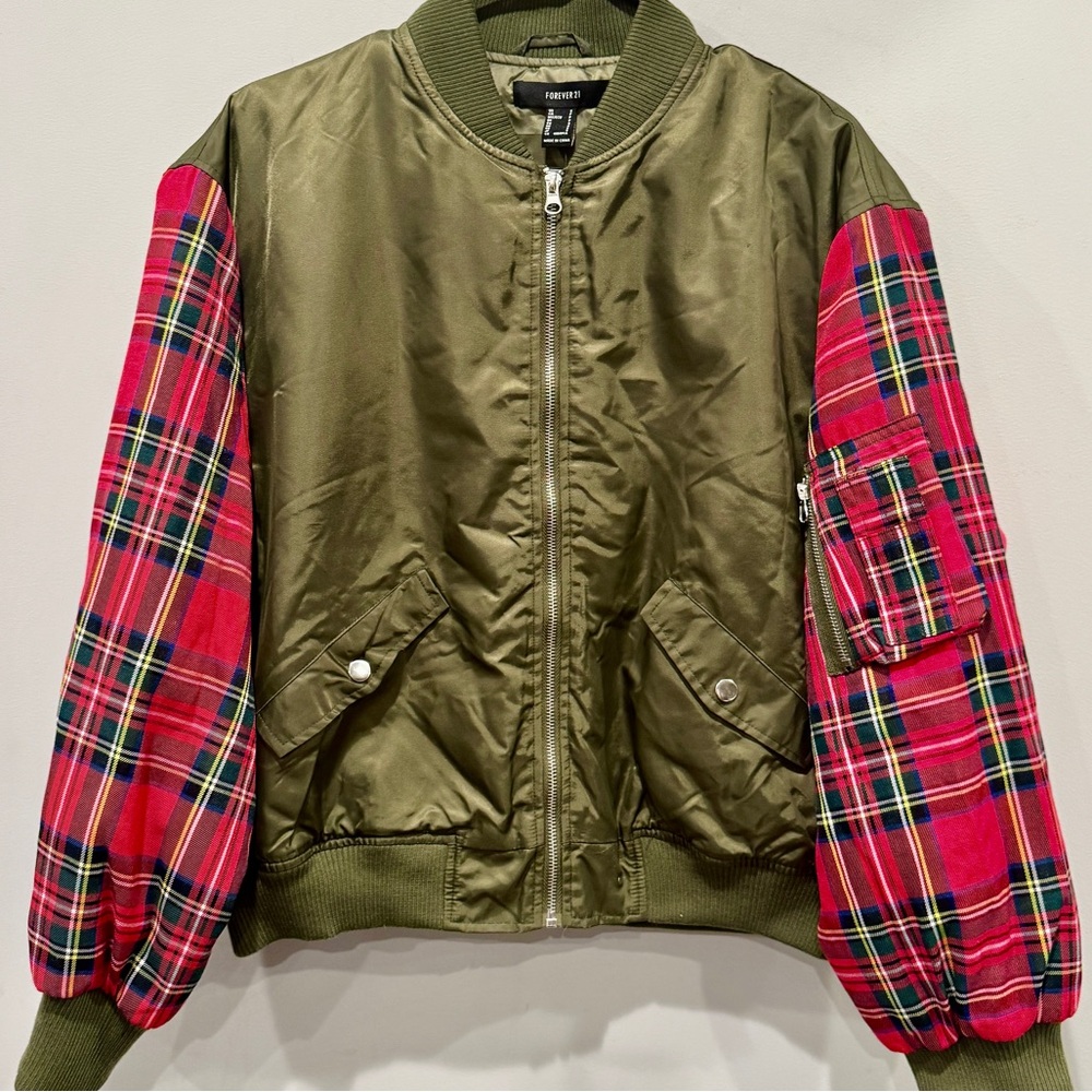 Forever 21 Women’s Green and Red Plaid Bomber Jacket Size S NWT - Picture 2 of 10